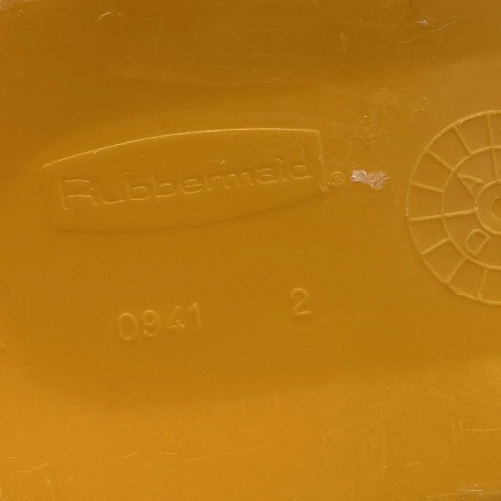 Vtg‎ Rubbermaid Slim Servin Saver 2½ Qt Drink Pitcher 0941 Easy Grip Almond Top